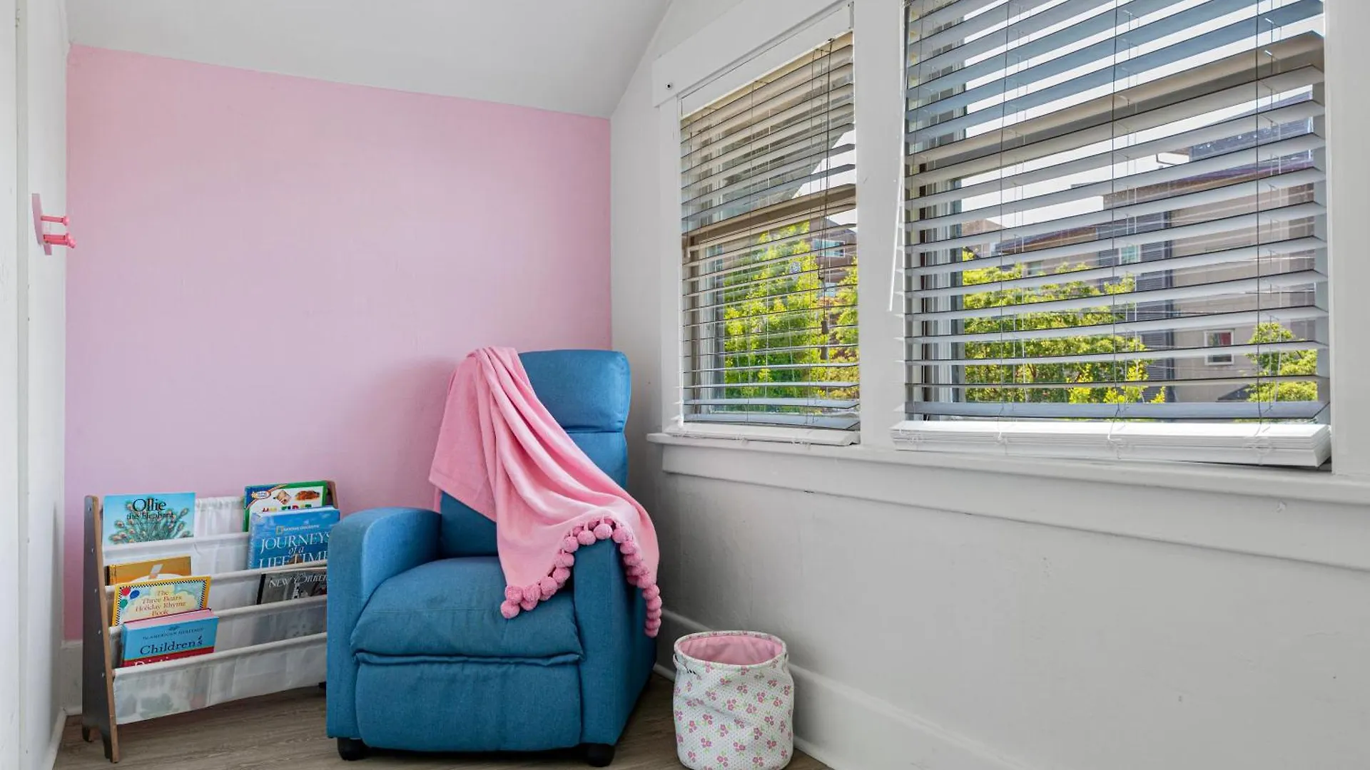 Holiday home Vintage 3 Bedroom Home In Prime Eastlake Seattle With Private Parking