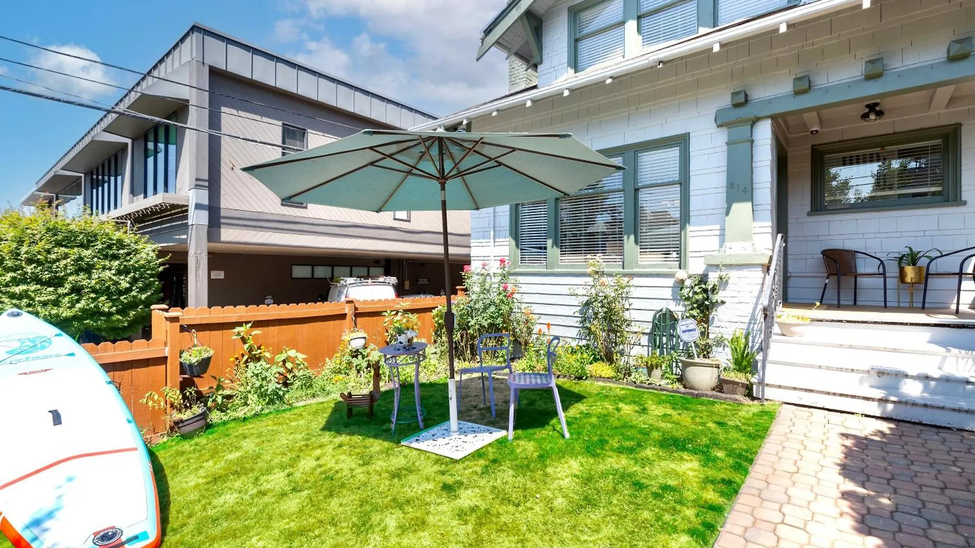 Vintage 3 Bedroom Home In Prime Eastlake Seattle With Private Parking location