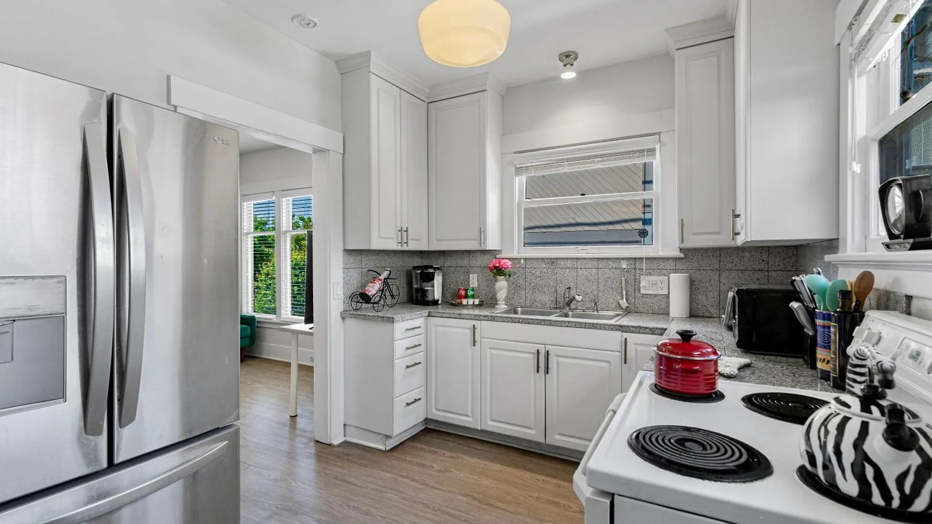 Vintage 3 Bedroom Home In Prime Eastlake Seattle With Private Parking Holiday home