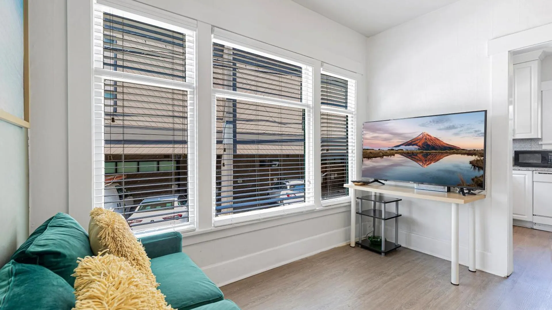 Vintage 3 Bedroom Home In Prime Eastlake Seattle With Private Parking
